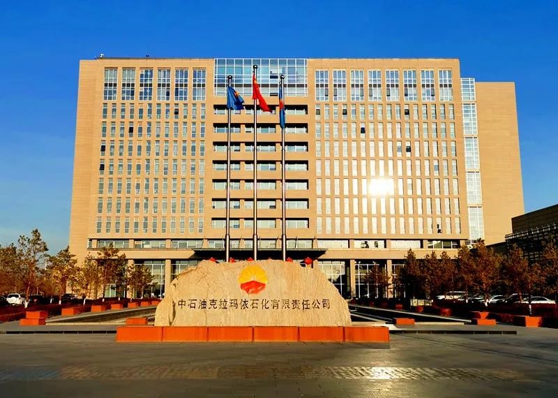 Aplicação de rastreamento térmico e isolamento do sistema de aquecimento elétrico Anhui Huanrui para tanques de armazenamento de óleo combustível no campo petrolífero de Karamay da PetroChina.