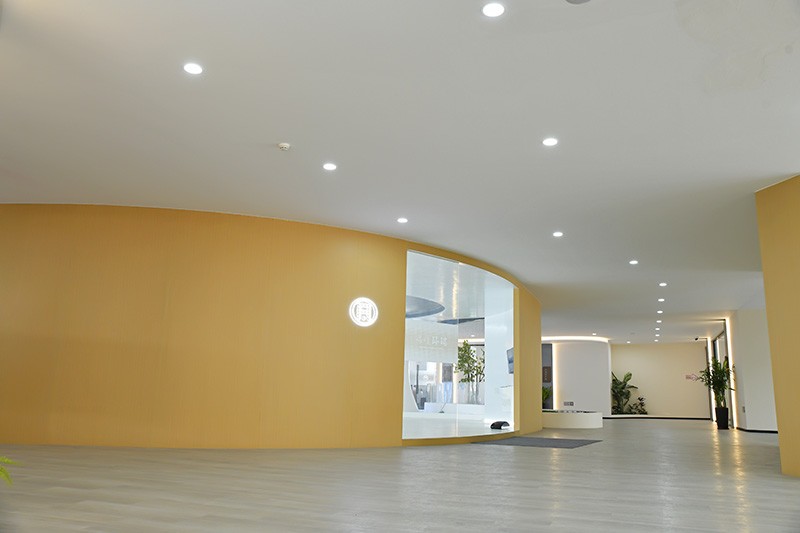 Inspeção e teste de materiais de isolamento térmico para aquecimento elétrico antes da instalação.