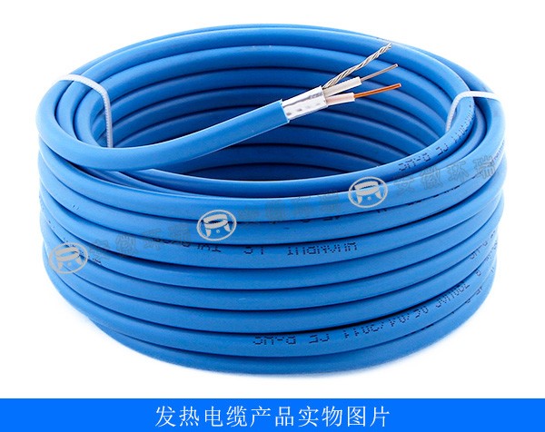 Um sistema de cabos de aquecimento é utilizado para derreter neve e gelo no telhado de uma estufa de mudas.